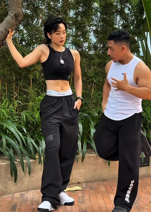 Sau nhiều năm tập gym, Angela Phương Trinh sở hữu vòng eo con kiến, mông đùi nở nang, bờ vai rộng. Ảnh: Instagram Angela Phương Trinh.