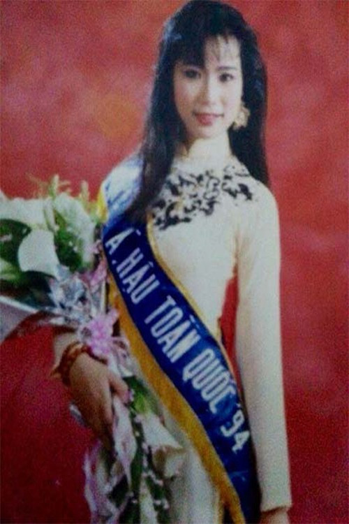 Theo Vietnamnet, năm 1992, Trịnh Kim Chi nhận lời mời tham gia Hoa hậu Việt Nam từ báo Tiền Phong nhưng từ chối vì chưa đủ tự tin. Năm 1994, cô quyết định thi Hoa hậu Việt Nam với mong muốn ghi dấu một kỷ niệm đẹp trong đời, sau này già có thể nhắc nhớ. Danh hiệu Á hậu 2 Hoa hậu Việt Nam 1994 là món quà bất ngờ cô chưa từng nghĩ đến. Ảnh: Dân Việt.