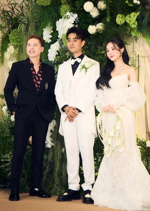 Cháu gái của nghệ sĩ Bảo Quốc đẹp ngọt ngào, gợi cảm trong hôn lễ xa hoa tối ngày 13/7. Ảnh: Tiền Phong.