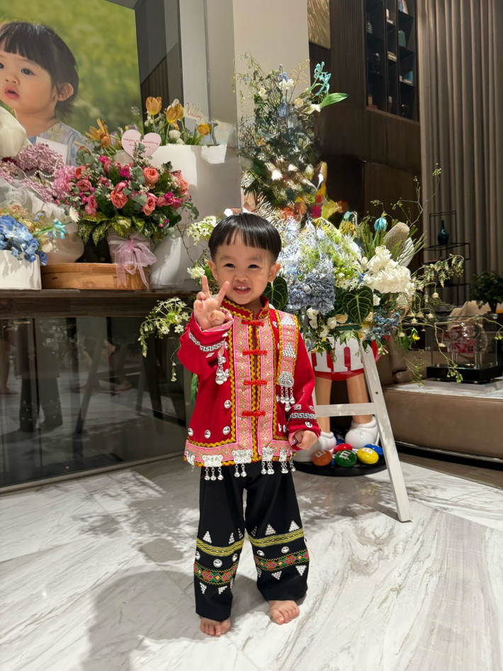 Sutin được xem là bản sao nhí của Cường Đô la. Đối với Đàm Thu Trang, hai con là người bạn đồng hành. Ảnh: FB Đàm Thu Trang.