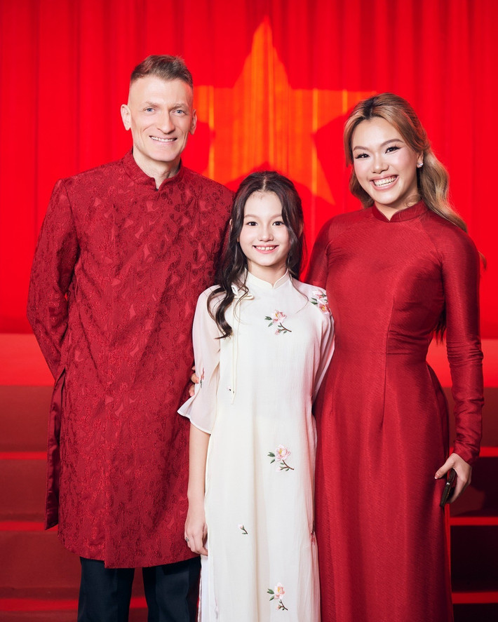 Phương Vy cho rằng mỗi hành trình con đi qua đều đáng trân trọng. “Dù là 5 buổi học catwalk hay 3 năm hội họa, tất cả đều là những bước đi tuyệt đẹp trên hành trình con lớn lên. Mẹ chỉ muốn ở đây, dõi theo, lưu giữ từng khoảnh khắc và mỉm cười khi thấy con hạnh phúc”, nữ ca sĩ bày tỏ.