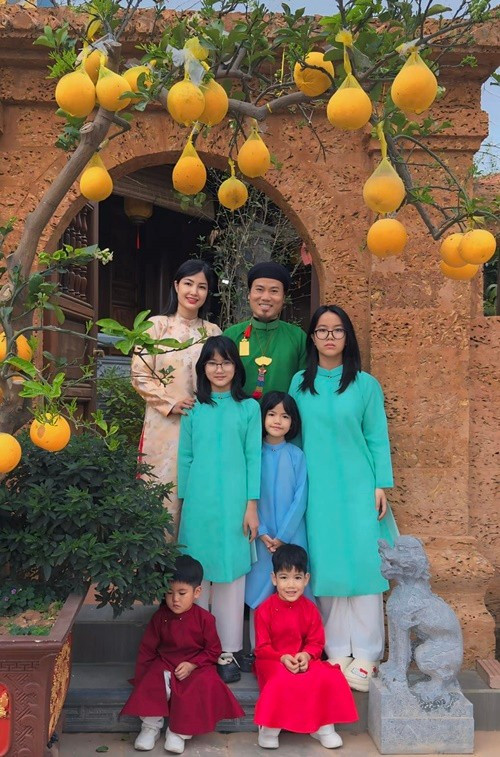 Nam nghệ sĩ hài cho biết, anh không dám nhận danh xưng đại gia. "Tôi nghĩ mình là người chịu khó, chăm chỉ và may mắn khi được sống bằng nghệ thuật, là đam mê của tôi. Còn căn nhà ở ngoại thành là phủ thờ, đây là vấn đề tâm linh của mỗi cá nhân hay mỗi gia đình", Vượng Râu cho hay. Ảnh: FB Thu Hiền.