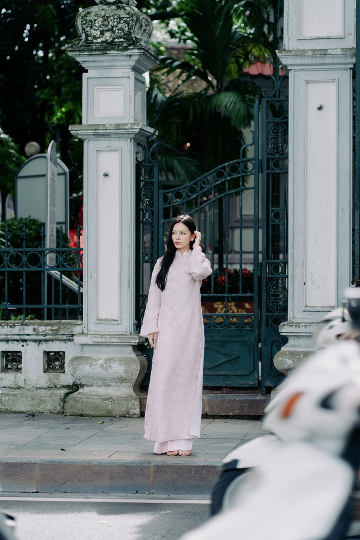 Hạ Anh cho biết, cô tin rằng, chỉ cần mình luôn nghiêm túc với công việc, không ngừng học hỏi và giữ vững đam mê, thì dù chậm một chút, thành quả rồi cũng sẽ đến.