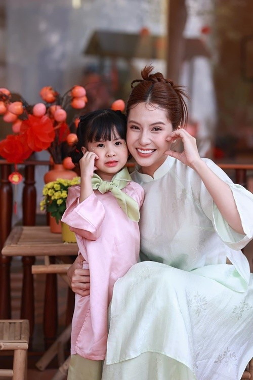 Mối quan hệ giữa Thiên An - Jack vẫn căng thẳng sau 4 năm. Jack khẳng định, anh bị tình cũ cấm cản thăm nom bé Trần Nguyễn Yên Đan (Sol) đồng thời khẳng định vẫn chu cấp cho con gái. Phía Thiên An cho biết, Jack từng hỗ trợ một số khoản tài chính trong giai đoạn đầu bằng tiền, vào tài khoản cá nhân, nhưng không đều đặn, các khoản tiền hỗ trợ cũng không cố định và đã cắt đứt hoàn toàn (lần cuối cùng Thiên An nhận được hỗ trợ là vào khoảng giữa năm 2022). Ảnh: FB Mẹ An và bé Sol.