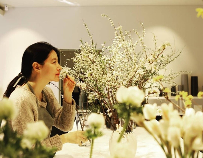 Lee Young Ae không ít lần hé lộ hình ảnh cuộc sống đời thường. Trên trang cá nhân, cô tiết lộ sở thích cắm hoa. Ảnh: Instagram Lee Young Ae.