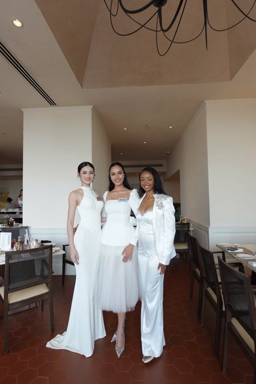 Mới đây, theo bảng dự đoán lần 3 về cuộc thi Miss World của chuyên trang sắc đẹp Sash Factor, Hoa hậu Ý Nhi xếp hạng 11, tăng 8 bậc từ hạng 19 (bảng dự đoán lần 2).
