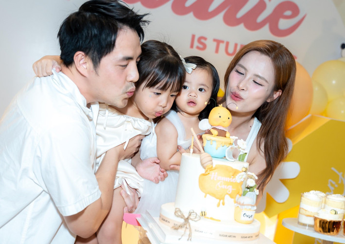 Đông Nhi nhắn nhủ con gái thứ hai: "Tròn tuổi mới, mong em trộm vía ăn giỏi, khỏe mạnh, bình an và vui vẻ. Ba mẹ và chị hai yêu em nhất trên đời". Ảnh: FB Ông Cao Thắng.