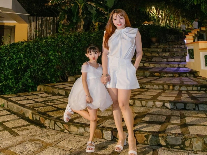 Con gái Hải Băng ăn mặc điệu đà. Hải Băng cho biết, bé Kem thích mặc váy công chúa. Ảnh: FB Hải Băng.