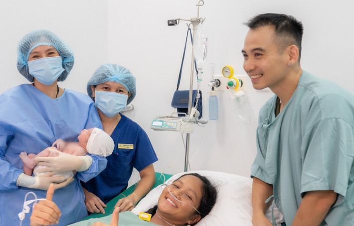 "Cảm ơn mẹ đã sinh ra con, để con thấu hiểu sâu sắc sự hy sinh, vất vả của mẹ ngày ấy", H'hen Niê viết. Ảnh: FB H'hen Niê.