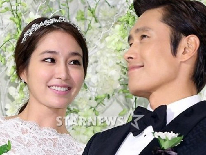 Năm 2012, Lee Byung Hun và Lee Min Jung công khai chuyện tình cảm. Một năm sau, đám cưới của cặp đôi diễn ra. Ảnh: Người Lao Động.