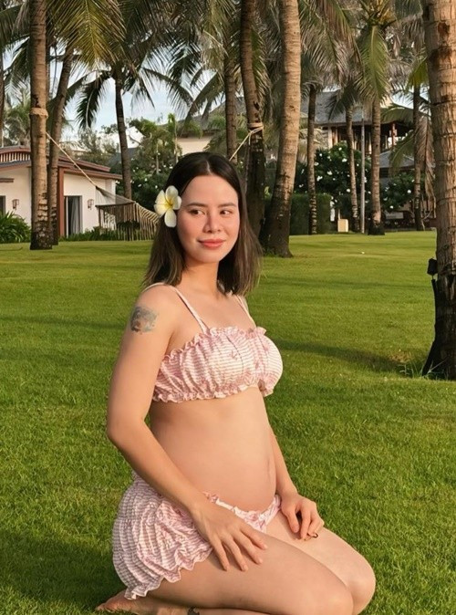 Gia Linh cũng chia sẻ loạt ảnh đi nghỉ dưỡng. Cô diện trang phục đi biển, khoe bụng bầu gợi cảm. Ảnh: FB Gia Linh.