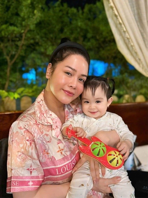 Nhật Kim Anh cưng nựng bé Lita khi Kha Ly đưa cô nhóc đến chơi. Ảnh: FB Kha Ly.