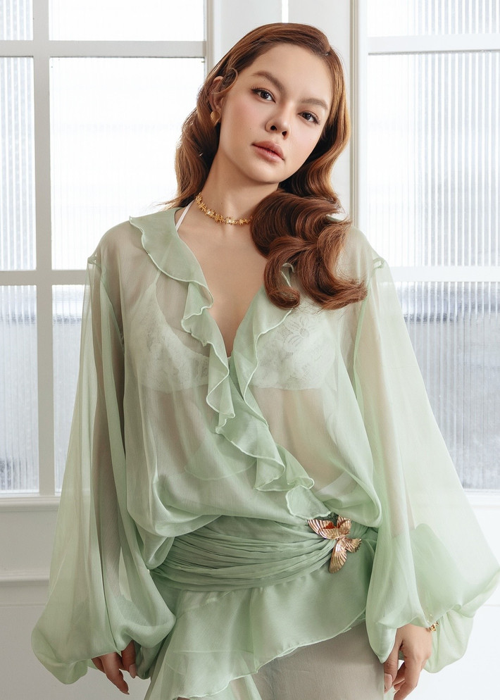 Phạm Quỳnh Anh tự tin diện trang phục xuyên thấu lộ nội y. Ảnh: FB Phạm Quỳnh Anh.