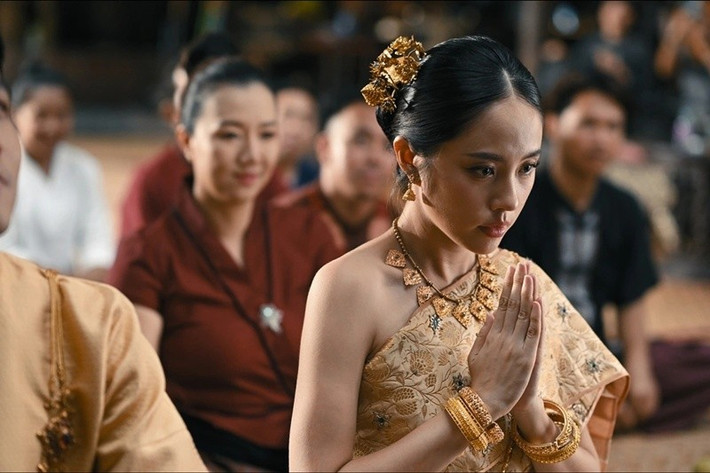 Theo Tiền Phong, phim Cô dâu ma là câu chuyện của Yến (Rima Thanh Vy đóng) - cô gái Việt bước vào cuộc hôn nhân xa xứ, đối diện với nghi lễ kỳ dị, áp lực gia tộc và hàng loạt hiện tượng tâm linh rùng rợn. Ảnh: VOV.