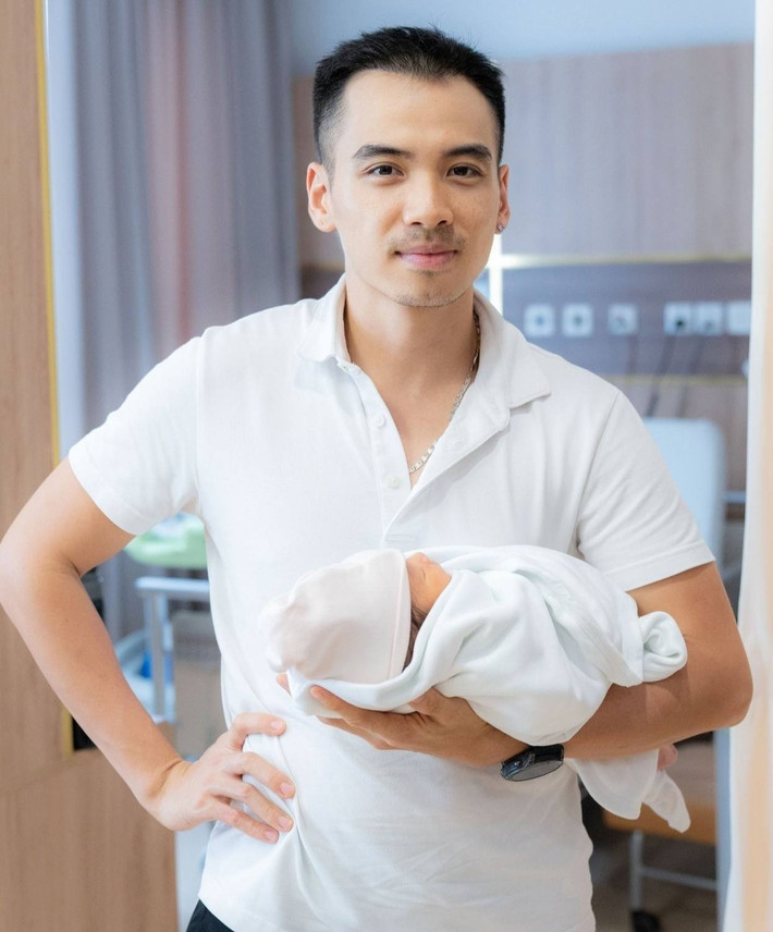 Nam nhiếp ảnh gia khéo léo bồng bế con gái nhỏ. Ảnh: FB Tuấn Khôi.