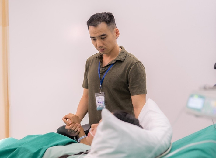 Tuấn Khôi xoa lưng, bóp tay, bóp chân ân cần mỗi khi H’hen Niê mệt mỏi. “Tất cả những điều nhỏ bé ấy đã dệt nên một tình yêu vĩ đại”, nàng hậu viết. Ảnh: FB H'hen Niê.