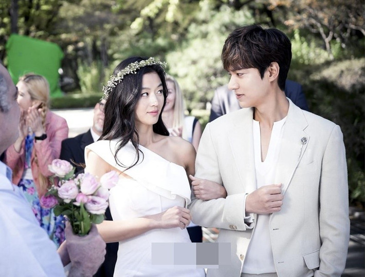 Jun Ji Hyun đóng cặp với Lee Min Ho trong phim Huyền thoại biển xanh. Ảnh: Harper’s Bazaar Việt Nam.