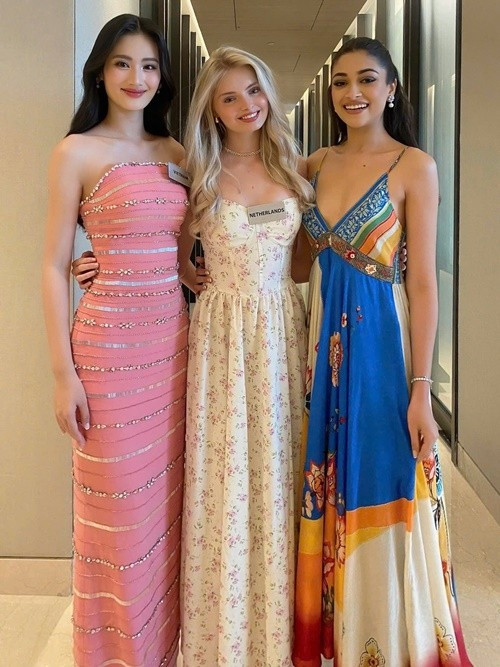 Ý Nhi vẫn xứng danh người đẹp thân thiện ở Miss World 2025 khi chủ động giao lưu, giúp đỡ các thí sinh khác. Ảnh: FB Ý Nhi.