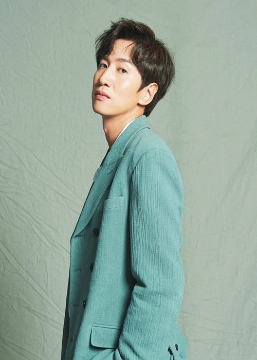 Lee Kwang Soo từng đóng phim Gia đình là số một phần 2, Chỉ có thể là yêu, Thám tử gà mơ: Bộ ba khó đỡ. Ảnh: VOV.