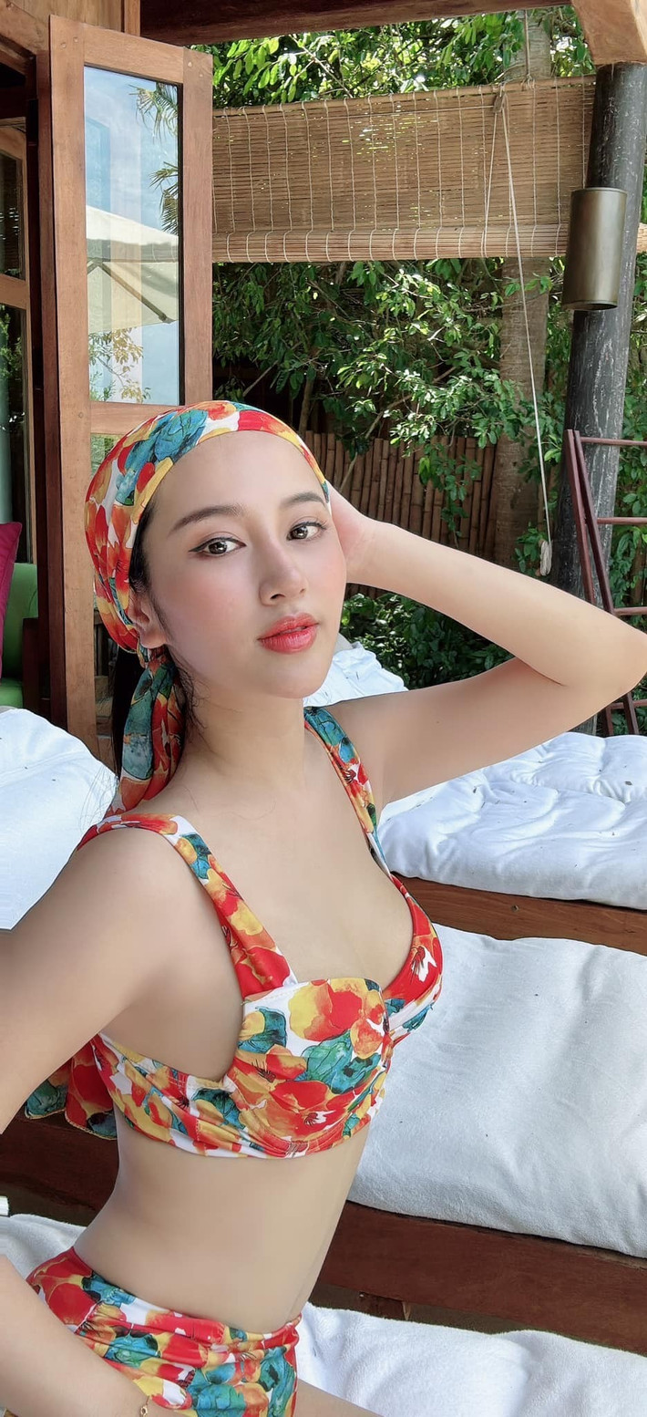 Tố My khoe vóc dáng nuột nà với bikini trong một chuyến nghỉ dưỡng. Ảnh: FB Tố My.