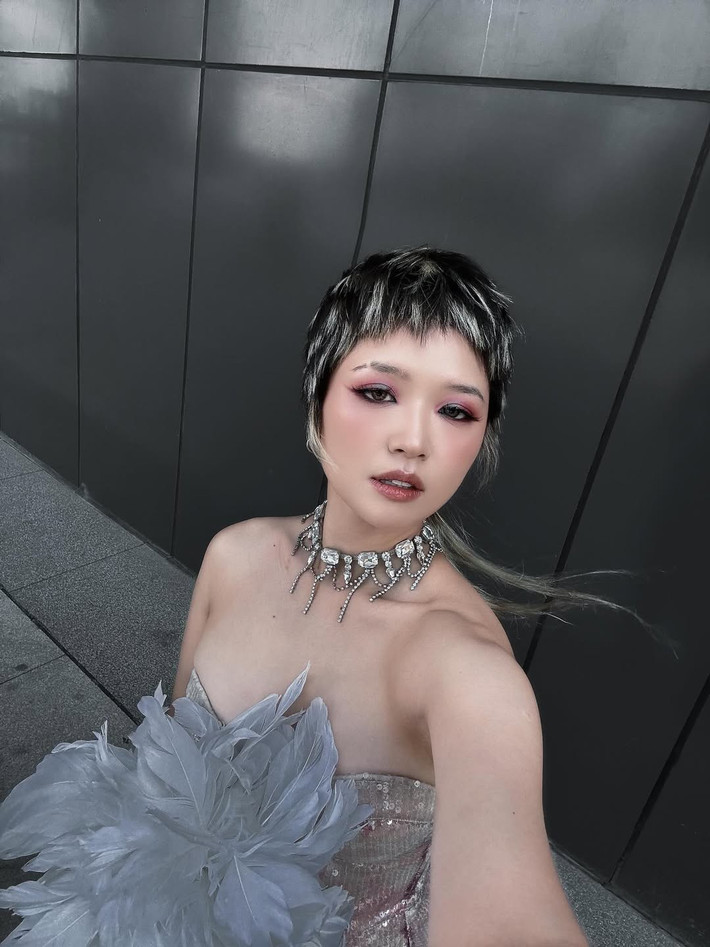 Mới đây, nữ ca sĩ bất ngờ để tóc tém cá tính. Ảnh: Instagram Suni Hạ Linh.