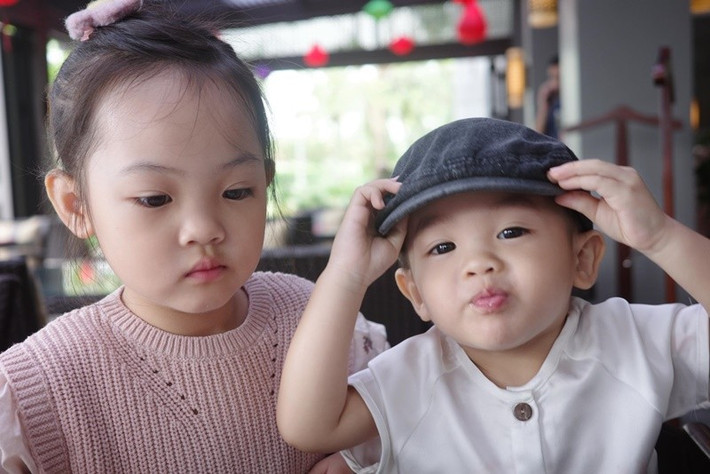 Bé Suchin chiều chuộng em trai. Ảnh: FB Đàm Thu Trang.
