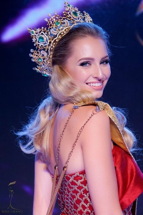 Claire Elizabeth Parker vốn là Á hậu 1 Hoa hậu Hòa bình Quốc tế 2015. Cô được “đôn lên” làm hoa hậu khi Hoa hậu Hòa bình Quốc tế 2015 - Anea Garcia bị tước vương miện. Ảnh: Saostar.