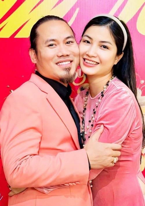 Vượng Râu từng chia sẻ trên Dân Việt, thay vì ghen, vợ thấy thương anh nhiều hơn khi biết một phần về đời sống showbiz với những lúc đi sớm về muộn. Ảnh: FB Thu Hiền.