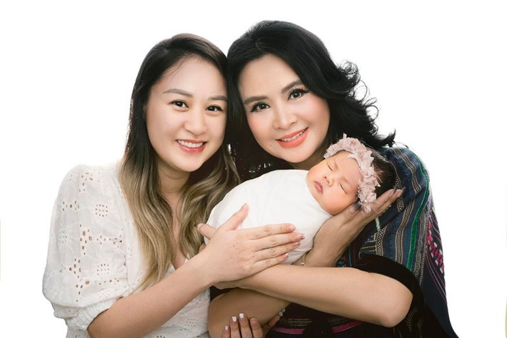 Thiện Thanh đã kết hôn, có con gái đầu lòng. Sau khi tốt nghiệp Học viện Âm nhạc Quốc gia Việt Nam, Thiện Thanh mong muốn trở thành giáo viên dạy thanh nhạc. Ảnh: FB Thanh Lam.