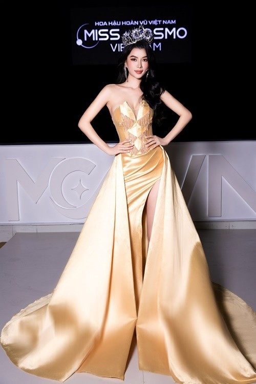 Hoàng Nhung "lột xác" quyến rũ trước khi hết nhiệm kỳ. Ảnh: FB Hoàng Nhung.
