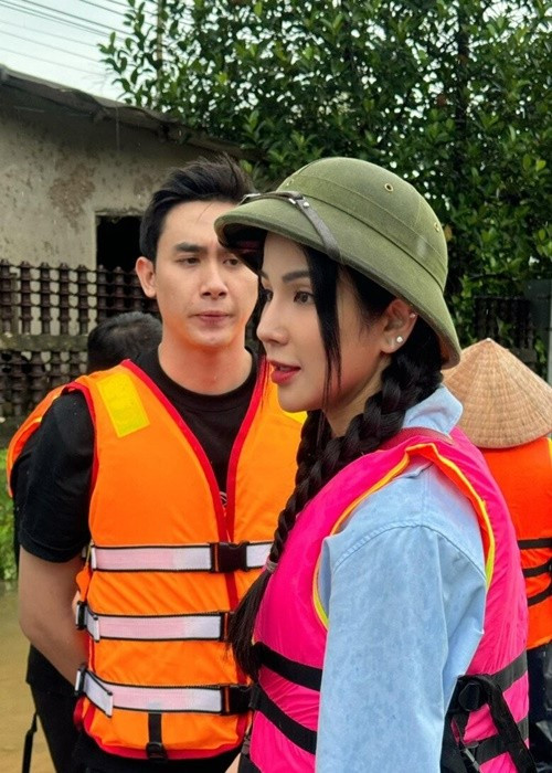 Phạm Kiên và Diệp Lâm Anh từng đi từ thiện cùng bạn bè. Ảnh: Thương Hiệu Pháp Luật.