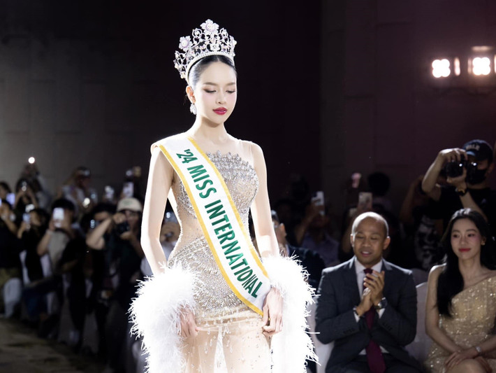 Sau khi nhận giải thưởng, Thanh Thủy chia sẻ: “Đối với Thủy, đây là một sự ghi nhận giúp Thủy có thêm nhiều động lực hơn để cống hiến cho xã hội, cho cộng đồng và cho đất nước. Thủy tin rằng mình sẽ dùng thời gian còn lại trong quá trình đương nhiệm Hoa hậu Quốc tế để quảng bá hình ảnh và nét đẹp của văn hóa Việt Nam đến với bạn bè quốc tế. Là một thanh niên trẻ Việt Nam, Thủy luôn luôn mang theo hành trang của mình chính là sự hiếu học, tinh thần học hỏi, cầu tiến và hơn hết chính là lòng biết ơn”. Ảnh: FB Thanh Thủy.