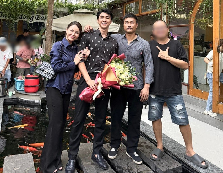 Trong phim Dịu dàng màu nắng, Bình An (thứ hai bên trái) vào vai Khách VIP - người tình của Lan Anh (Lương Thu Trang đóng). Dù Lan Anh muốn dứt khoát quay về với chồng con, nhân vật của Bình An vẫn cưỡng ép Lan Anh để quay lại. Tuy nhiên, Lan Anh không đồng ý nên bị Khách VIP đánh, đúng lúc đó Bắc (Duy Hưng) xuất hiện để giải thoát vợ khỏi gã trai đểu. Ảnh: FB Bình An.
