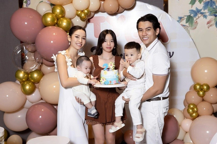 Dù đã có hai con chung với Phương Trinh Jolie, Lý Bình vẫn dành nhiều tình yêu thương cho bé Mia. Ảnh: FB Lý Bình.