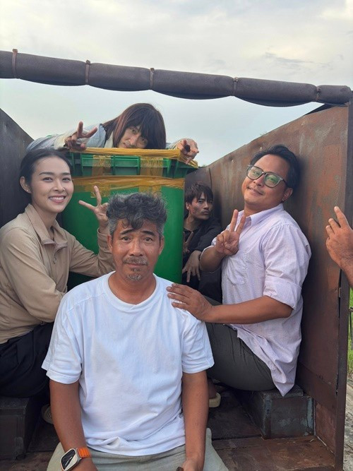 Chia sẻ trên Znews, nữ diễn viên còn cho biết, hầu hết cảnh quay đều rất khó, trong khi cô không biết bơi mà vẫn phải thực hiện giữa dòng nước chảy xiết. Ảnh: FB Diệp Bảo Ngọc.