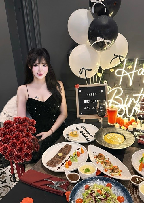 Sau 2 lần sinh nở, Lâm Diễm Quỳnh vẫn gợi cảm, trẻ trung. Ảnh: FB Anh Tuấn.