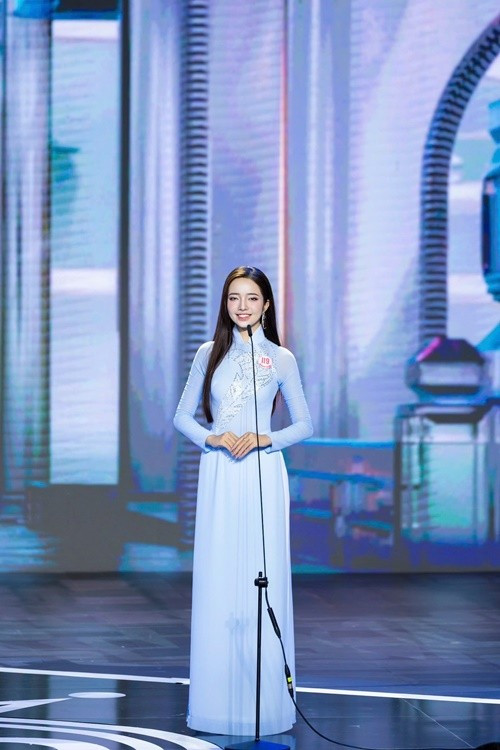 Thanh Bình còn giành Giải nhất cuộc thi ảnh Vẻ đẹp nữ sinh trường THPT Gio Linh 2021, là Đại sứ Du lịch thân thiện với cộng đồng năm 2021 của tỉnh Quảng Trị. Ảnh: FB Thanh Bình.