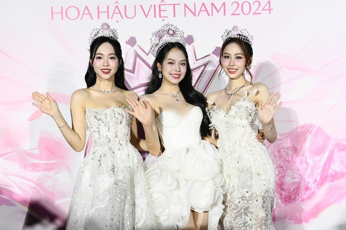 Ngọc Hằng đẹp ngọt ngào bên Hoa hậu Thanh Thủy (giữa) và Á hậu Trịnh Thùy Linh. Ảnh: Hoa hậu Việt Nam.