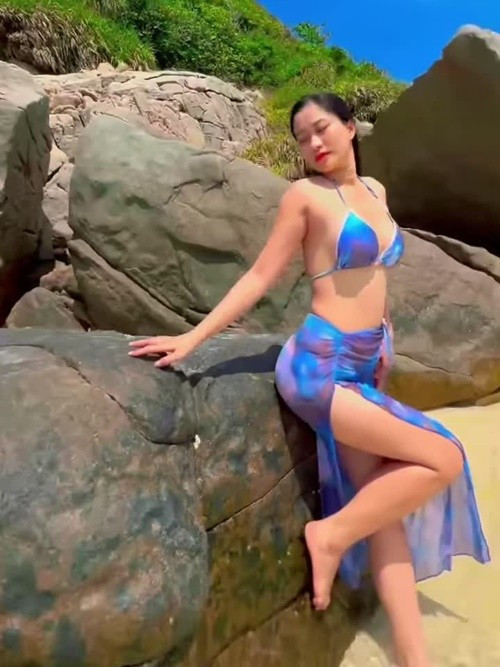 Bạn gái nghệ sĩ Việt Anh sở hữu vòng một gợi cảm hơn nhờ dao kéo. Sau khi phẫu thuật thẩm mỹ, Chân Chân tự tin diện bikini, trang phục hở bạo mà không cần sử dụng phụ kiện nâng đẩy vòng một. Ảnh: FB NSND Việt Anh.