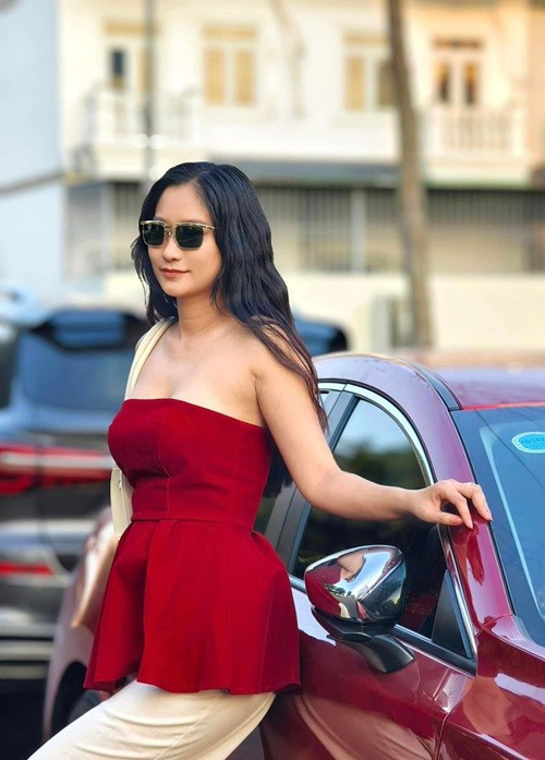 Nghệ sĩ Việt Anh ủng hộ quyết định phẫu thuật thẩm mỹ của bạn gái 9x. Ảnh: FB Chân Chân.