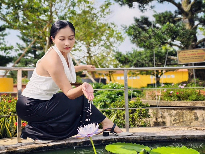 Chân Chân thuộc thế hệ 9x, kém NSND Việt Anh 36 tuổi. Hiện tại, ngoài là diễn viên, cô còn là quản lý của nghệ sĩ Việt Anh. Ảnh: FB Chân Chân.
