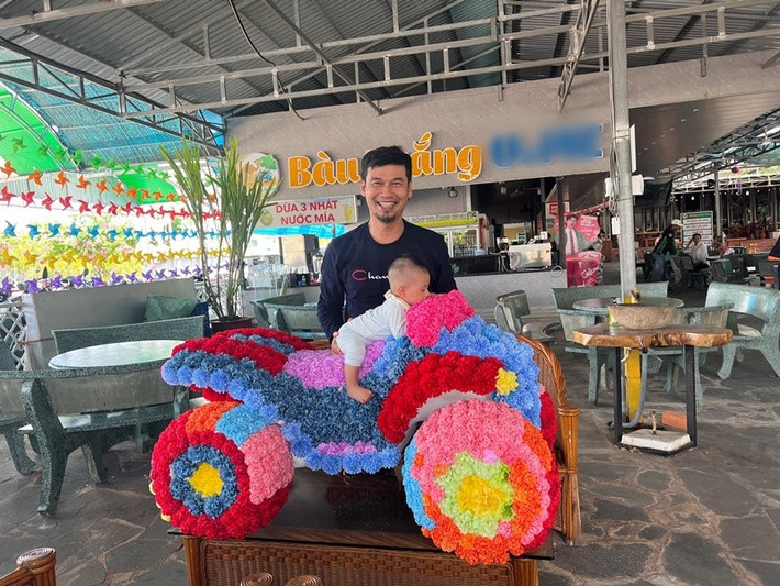 Tiết Cương dành nhiều thời gian chăm sóc, đưa con đi chơi. Ảnh: FB Nghé.