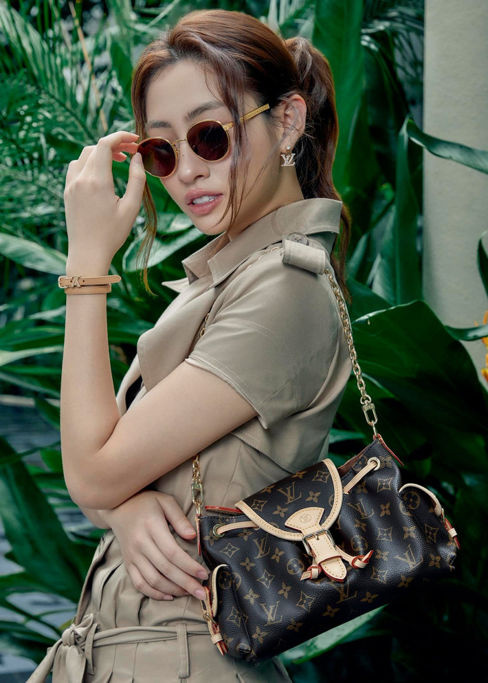 Miss World Vietnam 2019 sắm cho bản thân nhiều món đồ hiệu. Người đẹp chia sẻ trên Giáo Dục Thời Đại, khi mua sắm đồ hiệu, cô ưu tiên lựa chọn những thiết kế có màu sắc tối giản. Ảnh: FB Lương Thùy Linh.