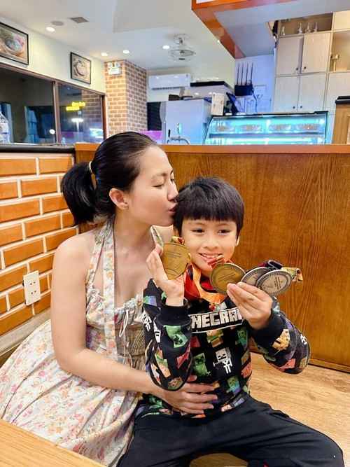 Trong cuộc phỏng vấn với Phụ Nữ Pháp Luật, Ngọc Lan cho hay, sau khi ngưng đóng phim, cô có thêm thời gian cho bản thân. "Tôi tập trung hơn cho những công việc kiếm ra tiền, những lúc ở bên con cũng được thoải mái hơn", cô nói. Ảnh: FB Ngọc Lan.