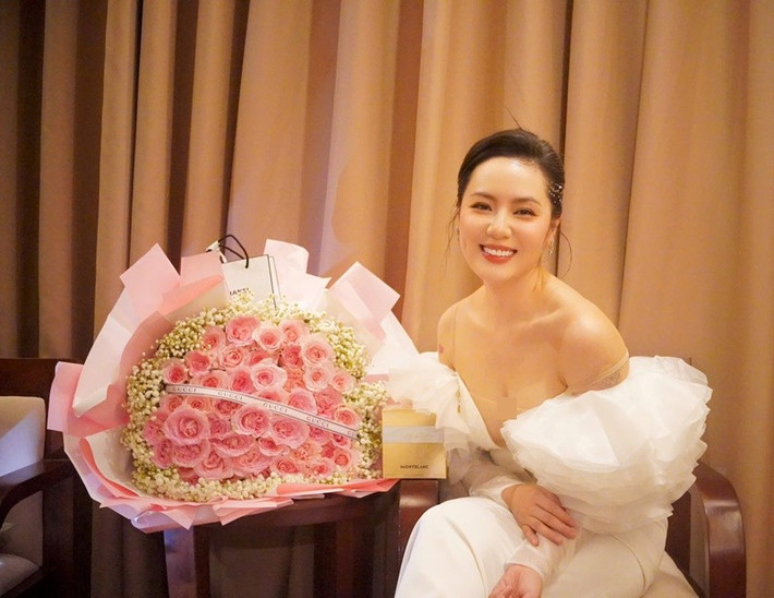 Theo Tiền Phong, nhờ ca khúc Cơn gió lạ, Phương Linh có thể mua nhà, xe với số lượng không chỉ dừng lại ở con số một. Ảnh: FB Phương Linh.