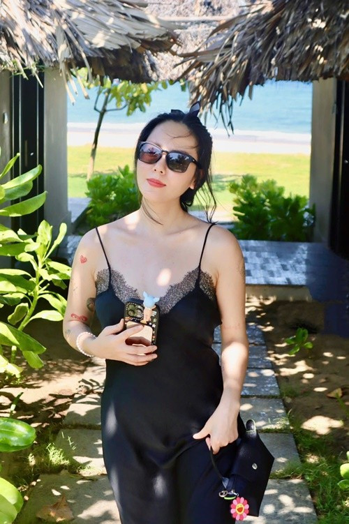 Mới đây, nữ ca sĩ khoe loạt ảnh đi biển. Phương Linh chọn các mẫu váy lụa hai dây gợi cảm. Ảnh: FB Phương Linh.