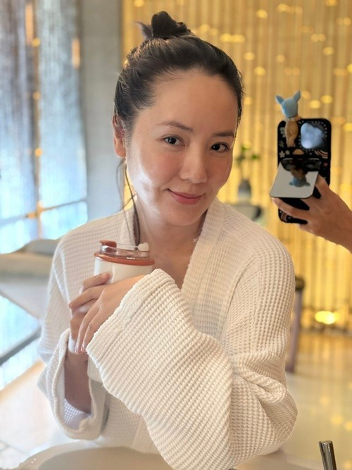 Phương Linh từng chia sẻ cách chăm sóc da mặt. "Lau sạch mặt với xịt khoảng, bông tách lớp. Sảng khoái một hồi thì đắp mặt nạ cấp ẩm", Đời Sống Gia Đình dẫn lời nữ ca sĩ. Ảnh: FB Phương Linh.