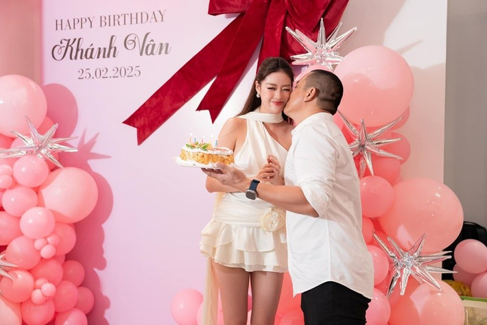 Khánh Vân nhắn nhủ Nguyễn Long dịp sinh nhật: "Chúc mừng sinh nhật chồng yêu. Tuổi mới chúc anh có thật nhiều hạnh phúc bên em, luôn thương em, luôn chiều em và mãi mãi chịu đựng em". Ảnh: Khánh Vân.