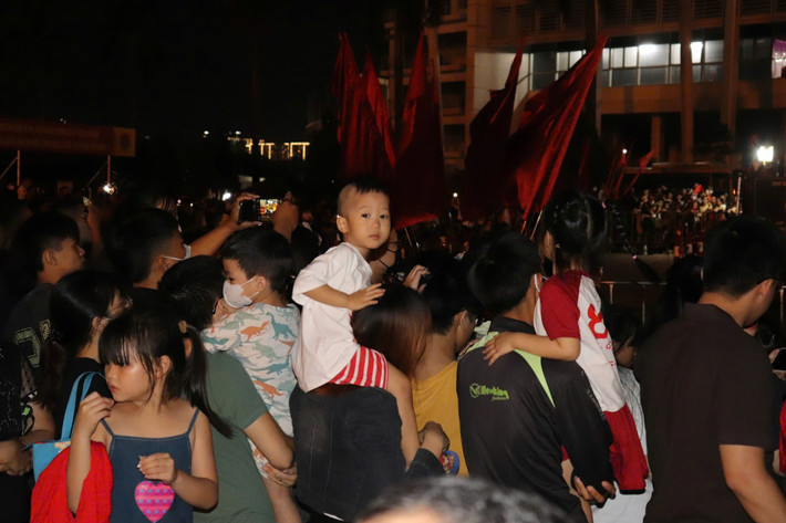 Cùng chung cảm xúc, chị Hương (Nam Từ Liêm) cho biết: “Dù mới là hợp luyện nhưng tôi đã thấy rất hoành tráng”.