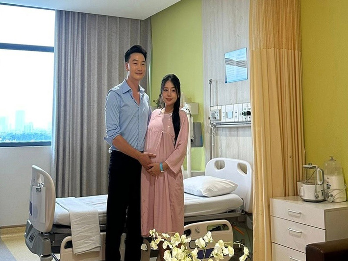 Anh nhắn nhủ vợ: "Chúng ta đã cùng nhau đi một hành trình dài và hôm nay là đích đến tuyệt vời nhất. Vợ yêu à, cứ coi hôm nay như một cuộc phiêu lưu để mang thiên thần nhỏ về nhà nhé. Anh luôn ở bên em!". Ảnh: FB Trọng Lân.